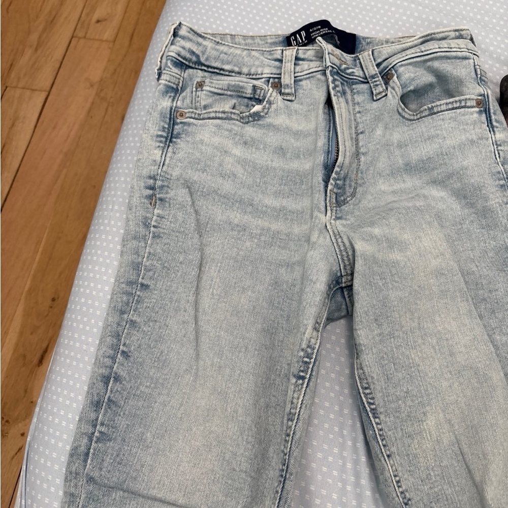 GAP Women's Faded Blue Straight Leg Jeans